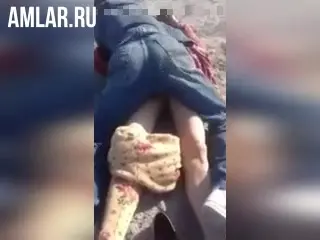 Tadjik baise une fille dans les montagnes, et un ami l'enlève